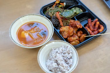 Visite gastronomique végétarienne de Séoul avec palais royal et location de hanbok